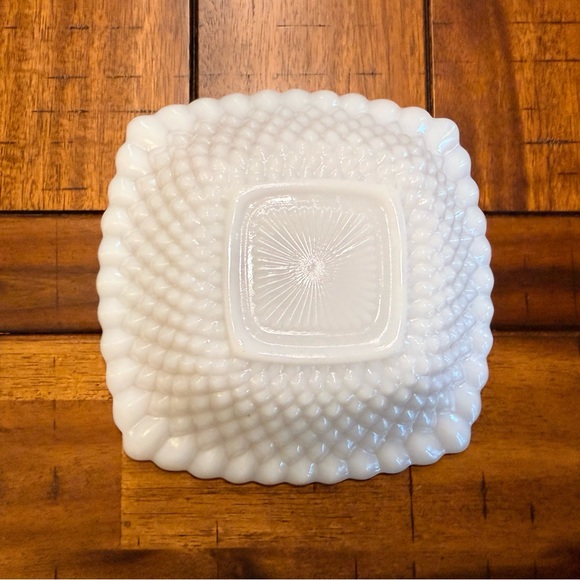 Elegant milk glass dish - Picture 4 of 4